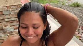 pucha esa puta colombiana chupando verga en la calle y la vecina la pilla asi no more