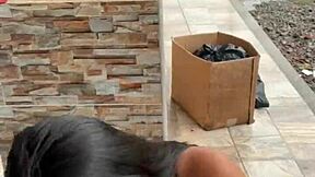 pucha esa puta colombiana chupando verga en la calle y la vecina la pilla asi no more