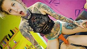 tattooed goth straps on huge dildo to fuck shy teen pussy