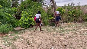 Ei, você já imaginou transar na floresta com uma gorda de rabo enorme gritando alto?