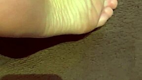 Cute feet fetish babe spreads toes for solo footjob exibicion