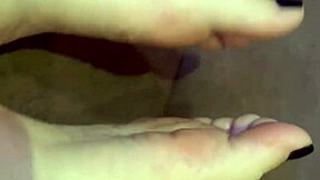 Cute feet fetish babe spreads toes for solo footjob exibicion