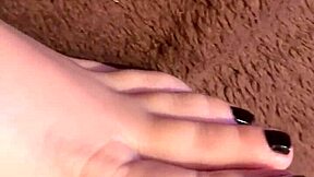 Cute feet fetish babe spreads toes for solo footjob exibicion