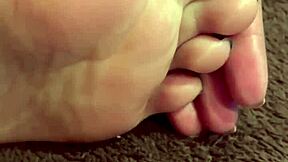Cute feet fetish babe spreads toes for solo footjob exibicion