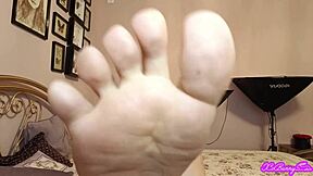 mistress xo bunny shoves dirty feet in your face for footjob domination 😈👣