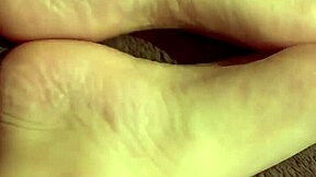 Cute feet fetish babe spreads toes for solo footjob exibicion