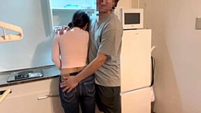 夫婦が子供が帰る前にキッチンで激しくセックスしちゃうよ夫のデカチンで奥さんイキまくり