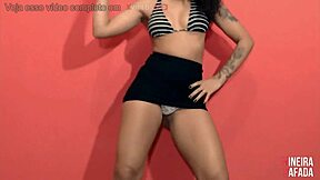 Novinha Dances Teases Fingers Cums on Cam