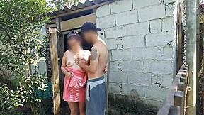 Chuveiro quebrado faz esposa nua foder zelador na fazenda rough