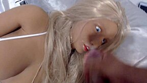 Fis chupando pauzão da fuck doll teen pra não entregar na escola
