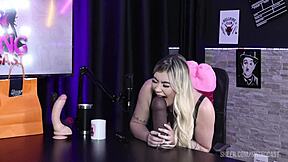 Gabi Tamiris swings with Tifany Rocha