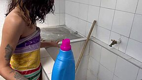 mi hermanastra se ducha con la puerta abierta y a mi se me antoja follarla muy duro