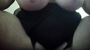 minha madrasta flashes big ass and legs in bedroom, masturbates with dildo for porn influencer tests on bed