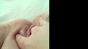 minha madrasta flashes big ass and legs in bedroom, masturbates with dildo for porn influencer tests on bed