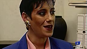 Уау, Лия Мартини, блондинка с големи цици, се подчинява и получава задника си чукан в затвора!