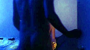 पतली सफेद लड़की दो बड़े काले लंड interracial में लेती है