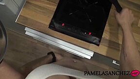 Sex i köket med stora tuttar bruna Pamela Sanchez