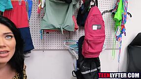 चोर सौतेली बहन को सिक्योरिटी गार्ड सौतेले भाई ने हार्ड बैंग किया