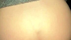 Intense følelser bruser under offentlig bilsex med creampie