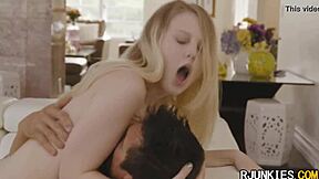 Ehi, Sono Solo una Baby-Sitter Sporca che Brama il Tocco di Quel Vecchio Ogni Notte.