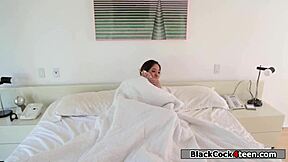 娇小亚洲妹骑朋友的大黑鸡巴