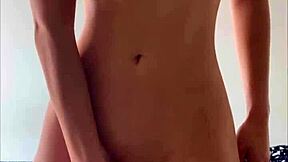 Ja sam napaljena tinejdžerka 18+ masturbiram svoju obrijanu pičku