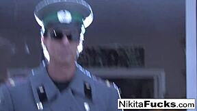 Loira russa Nikita von James recebe ordem de mordaça do seu general