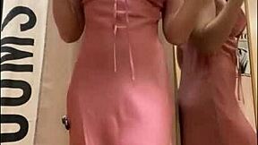 Soyunma Odasında Açık Perdeyle Deneme Gösterisi