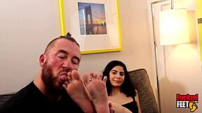 Chcesz lizać miękkie stopy gorących aniołków i je pieprzyć?