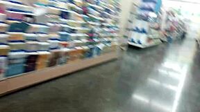 Dievča zdvihne sukňu pre upskirt pohľad v bežnom prostredí