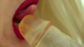 Hei, katso tätä, tuo seksikäs espanjalainen collegen tyttö Claudia Bavel riehaantuu tšekkiläisen baben Mishel Darkin kanssa gym-lesbo leikissä!