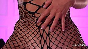 Stedsøster spionerer på stedsøster der onanerer og hjælper ham med at komme