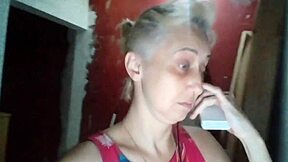 Stella Still kokkaa alasti aamulla makuuhuoneessa ja keittiössä