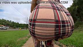 क्या मेरे पड़ोसी ने मुझे स्ट्रीट पर बट प्लग के साथ राइड करते हुए देखा?