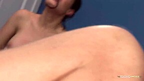 สาวๆ ถูกชักชวนให้ร่วมงานในออฟฟิศ