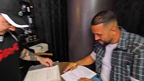 Di belakang tabir, pelacur Latina Brazil telan pantat besar si blonde dalam pertemuan interracial, terdedah sepenuhnya di atas merah