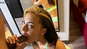 Zerella Skies gagi na ogromnom kurcu sa svojim dugim jezikom