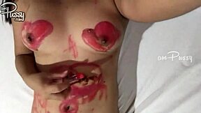 एक एमेच्योर एशियन लड़की अपने नंगे शरीर को बोल्ड लिपस्टिक से पेंट करती है।