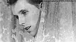 Tajně špehuju zralé milfy při zakázaném foukání ve vintage pokoji