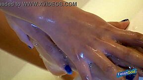 Mlada japonska deklica skoči v vročo prho. prstuje svojo dlakavo pičko z počasnimi, dražilnimi gibi.