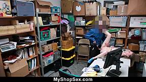 Крадец чукан от охрана в задната стая!