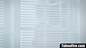 Wow, uită-te la această blondă tocilară futută tare de un străin total!