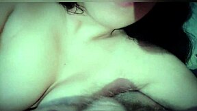 هذه العاهرة الصغيرة تحب الزب الخشن وتجعل عشيقها ينتهي داخلها.