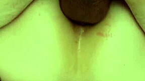 Гореща милф в чорапи поема интензивен анал отблизо.