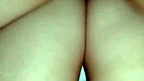 Mies tallentaa vaimon creampien yksityiskohtaisessa amatöörikohtauksessa