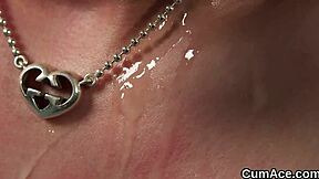 매운 인형 얼굴에 정액 갈구해?