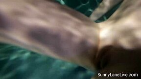 Putri Duyung Telanjang Nge-Blow Kontol Berdenyut di Kolam Sekarang!