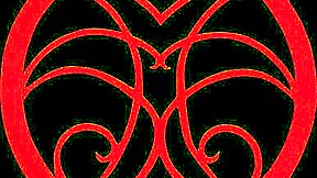 Mlada brunetka se sleče in raztrga oblačila, da pokaže svojo dlakavo pičko, ki jo prstajo.