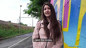 College-Brunette studiert großen Schwanz draußen für Geld