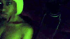 V kine, hrám sa s obrovskými ebony prsiami a tvrdými bradavkami mojej nevlastnej dcéry. Väčšie ako jej?